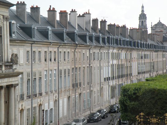  bel alignement de façades, place de la Carrière